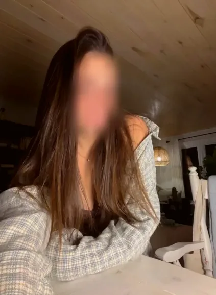 Claudia, 22