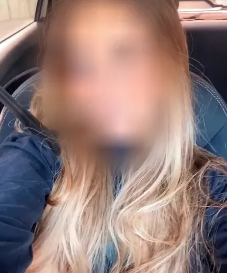 Manuela, 27