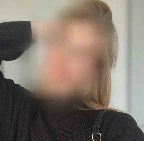 Mia, 26